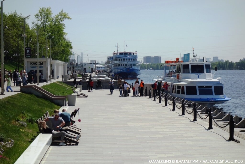 Восьмой причал, откуда отправляются городские и пригородные суда