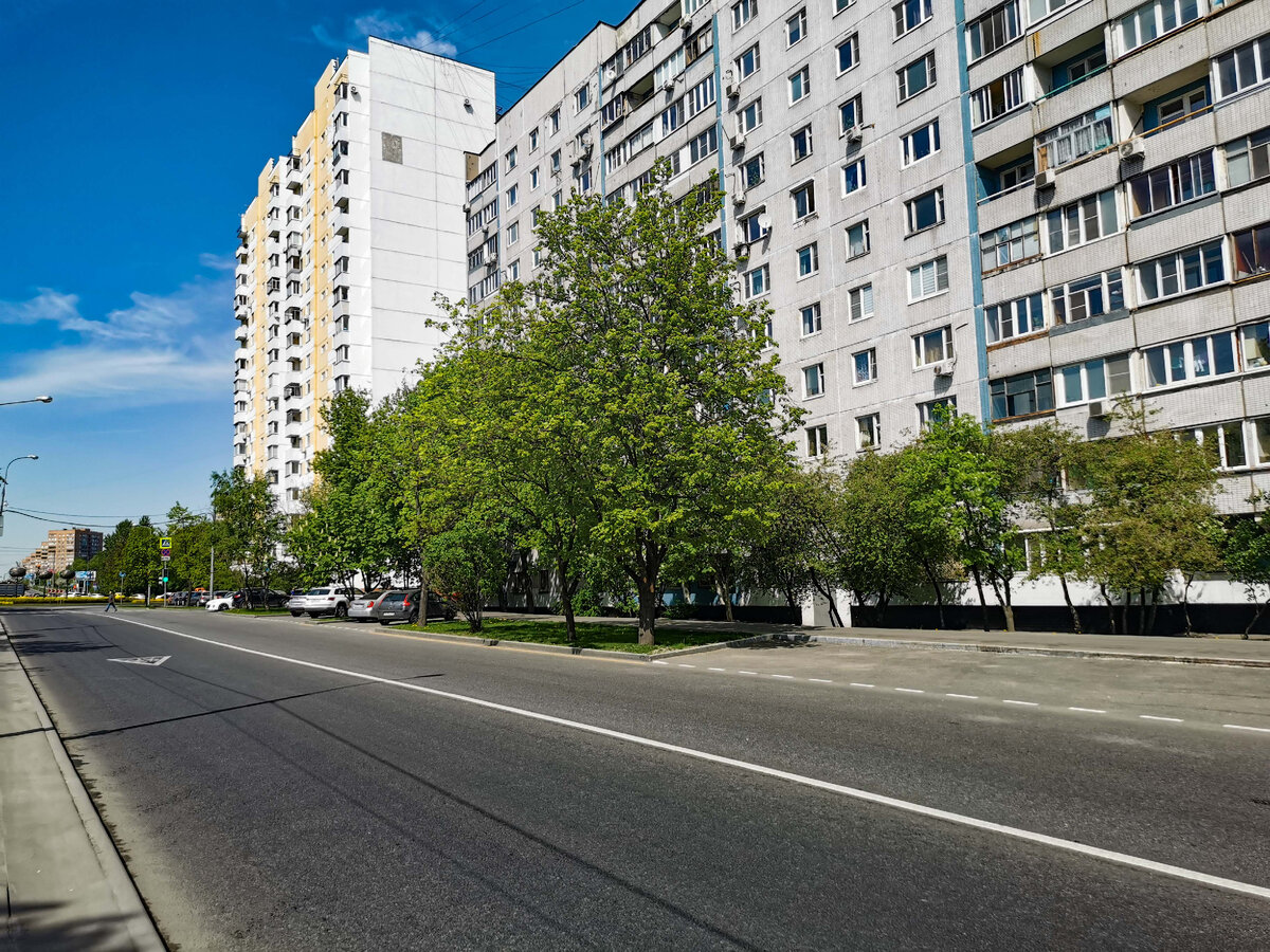 Начало ЛУганской улицы у Кавказского бульвара.