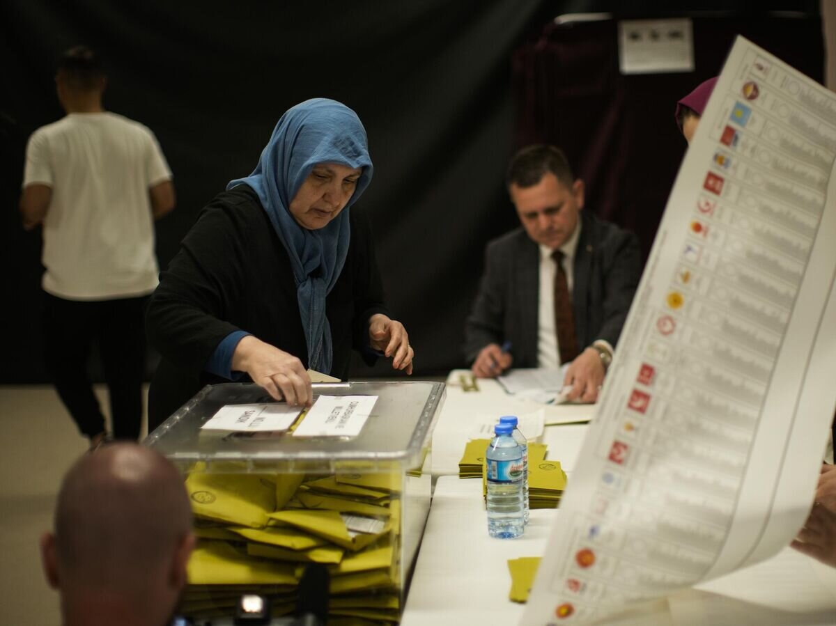    Женщина голосует на избирательном участке в Стамбуле© AP Photo / Francisco Seco