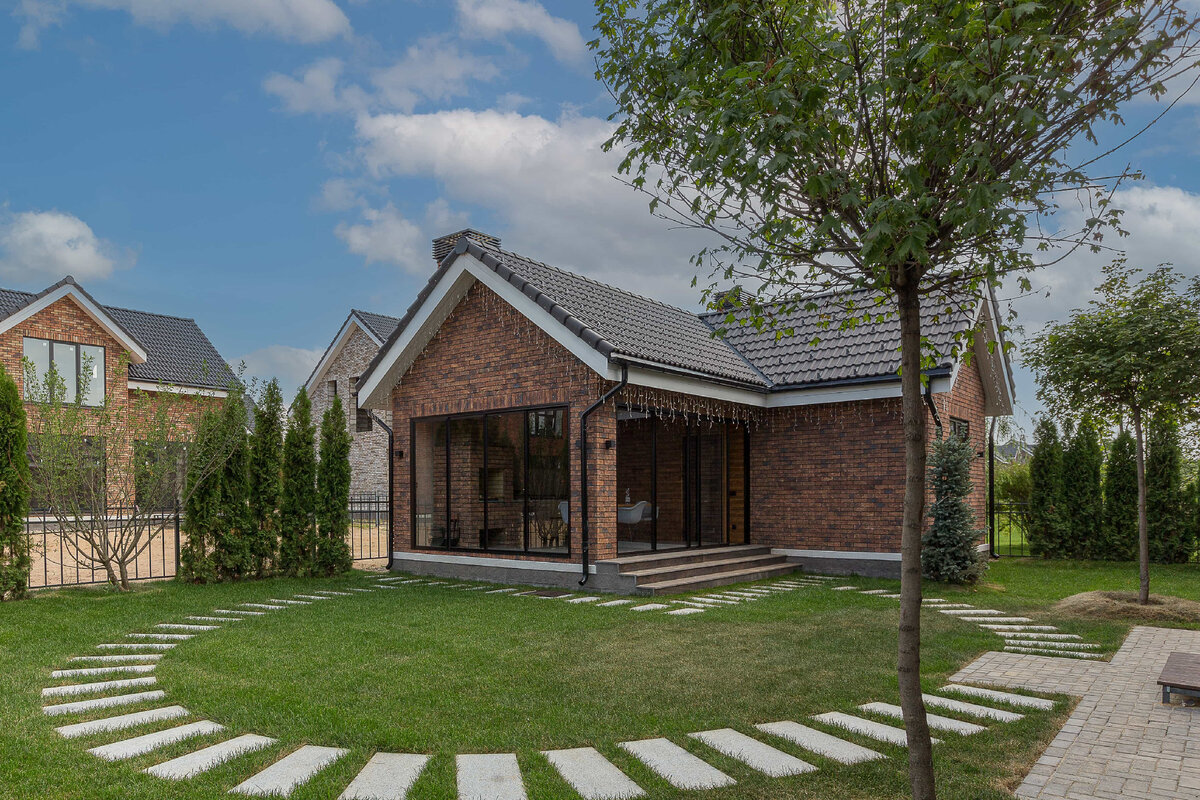 Баня с лаунж-зоной в едином стиле с коттеджем (листайте вправо, чтобы изучить планировку)