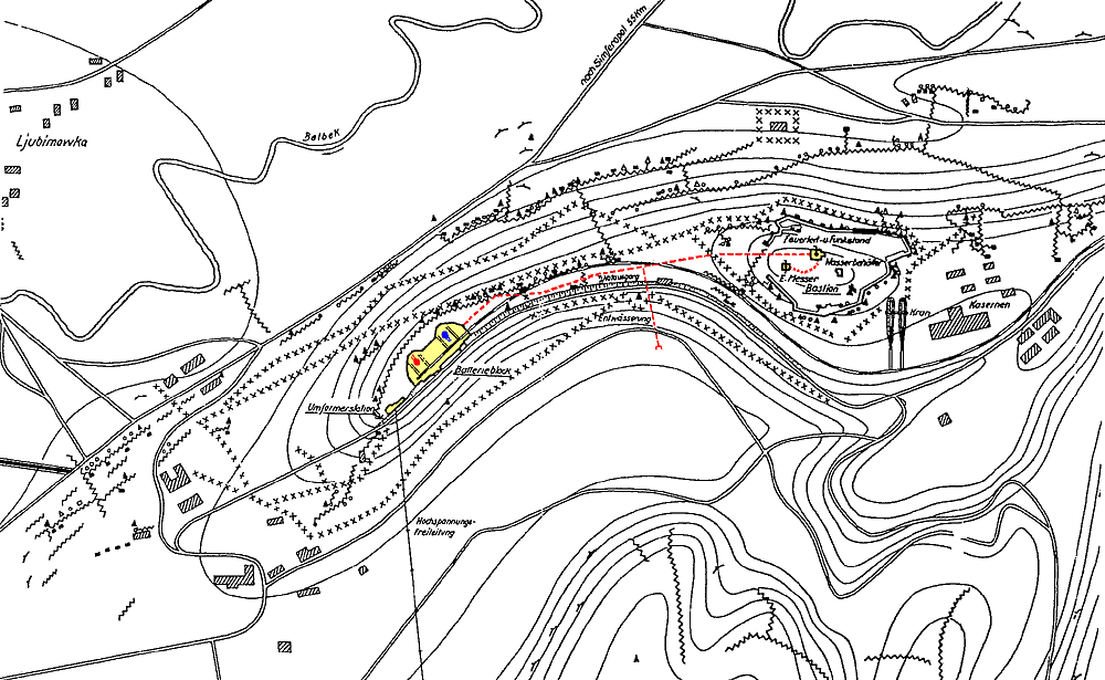 Немецкая схема позиции 30-ой батареи из издания: Nachtrag zu den Denkschriften uber die fremde Landesbefestigungen. Berlin: Reichsdruckerei, 1943. Выделено желтым, слева-направо: • Трансформаторная подстанция (нем. Umformerstation),
• Орудийный блок (Batterieblock),
• Дальномер и командный пункт (Feuerleit-und Funkstand; Bastion).
Юго-западная башня № 2 выделена красным, северо-восточная башня № 1 синим. Нумерация на 30-ой батарее от КП
КП соединен с артблоком 600-метровой потерной (красный пунктир).