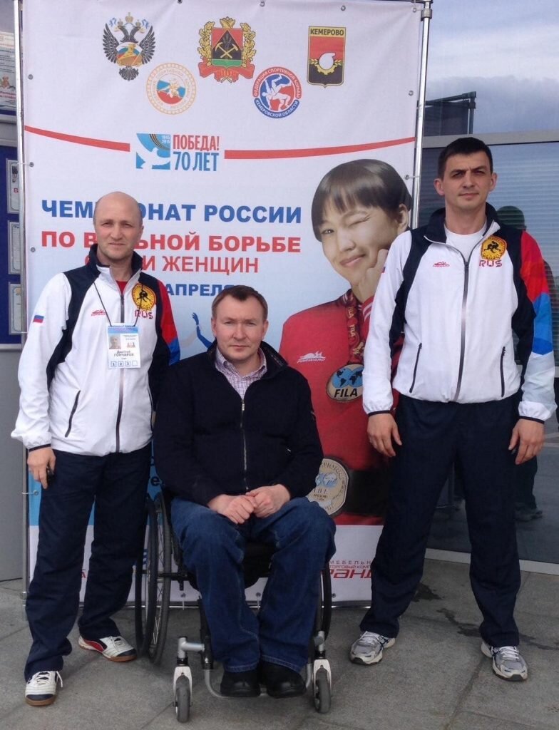 «Я родом из города Осинники на юге Кузбасса. Городок небольшой, почти все друг с другом так или иначе знакомы. И так сложилось, что именно там, в Осинниках, очень серьёзная школа спортивной борьбы — как, кстати, и по нашей области в целом. Поэтому ничего удивительного в том, что борцы, можно сказать, окружали меня с детства — и в одном классе с ними учился, и дружил, да и сейчас продолжаю дружить. Что там говорить — я ведь и сам какое-то время борьбой занимался, но потом всё же решил переключиться на хоккей с мячом и футбол. Однако к борьбе интереса не утратил, и на то есть много причин».