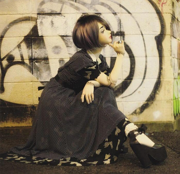 
Что движет в стремлении людей превратить себя в живых кукол трудно сказать, видимо им не хватает чего-то в жизни или они просто чувствуют себя не в своём теле. Удивительное и вместе с тем тревожное явление.
