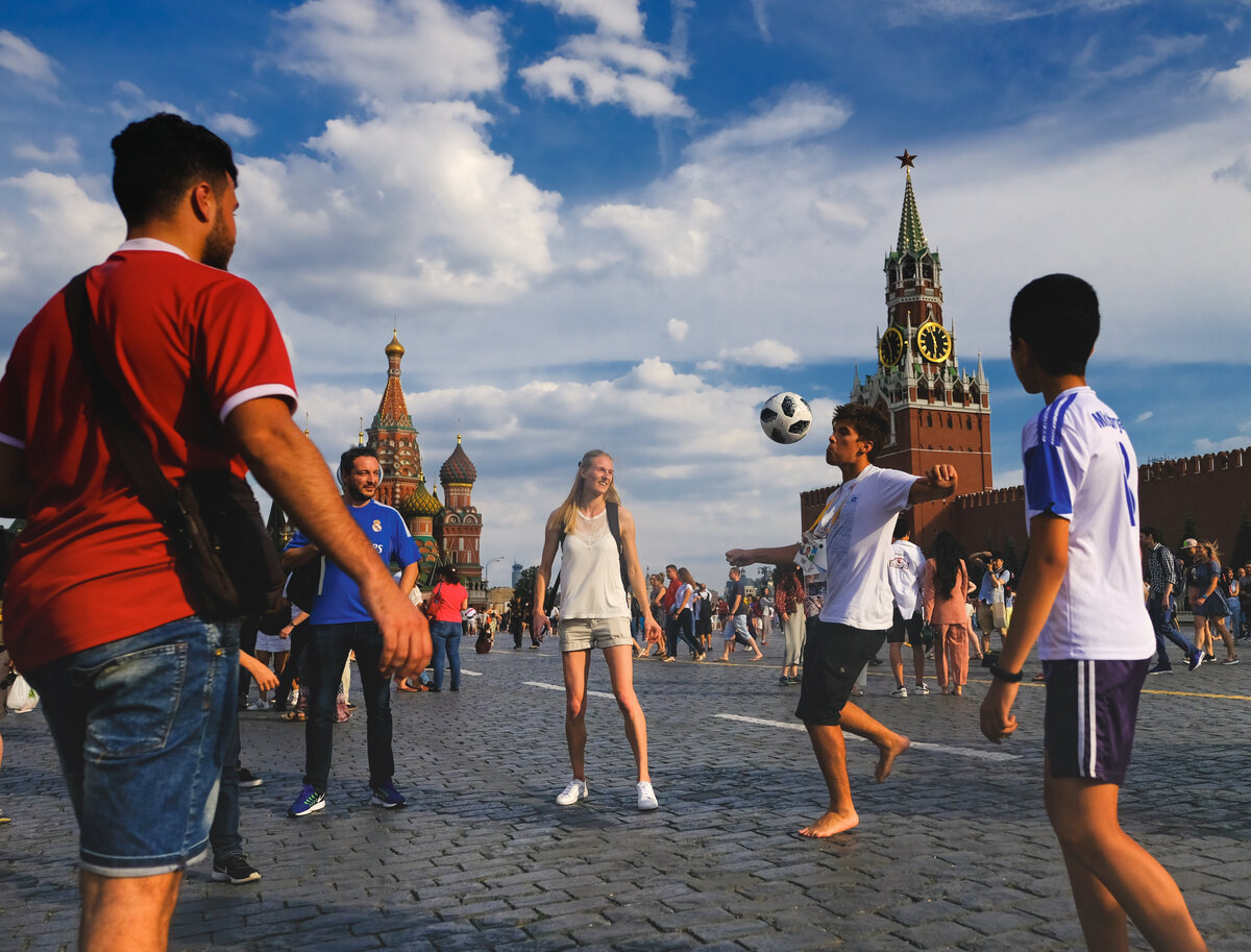 Подошел к этой международной компашке парень с синдромом Дауна (если не ошибаюсь) вместе с мамой. У него совсем не получалось «держать мяч» (смысл в том, чтобы мяч не падал на землю), и игра каждый раз останавливалась, - он слишком сильно выбивал мяч. И каждый раз, когда мяч приносили обратно, он снова кричал: «Ребята, можно я, можно я?!», и ему снова давали мяч. Сейчас понял, надо было маму фотографировать, а не игру.  