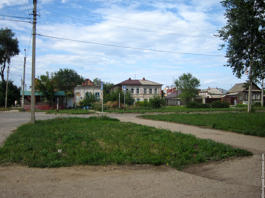 

На некоторых старых домах - охранные таблички.
