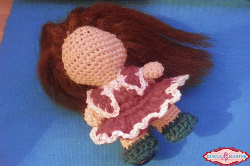 Замечательная кукла амигуруми своими руками – это реально. Размер данной куклы составляет 15 сантиметров. Изделие отнимет не так много времени, а сколько тепла от такой куколки. Простой мастер-класс куклы амигуруми поможет смастерить очаровательную куклу Анну всего за один вечер.
