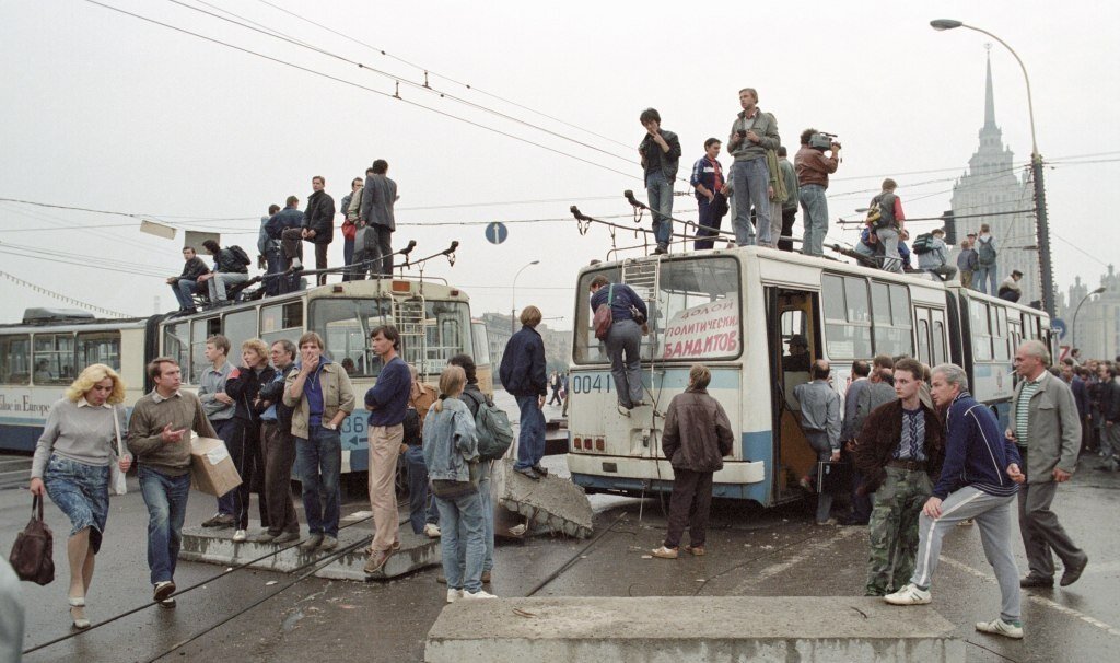 Баррикады из троллейбусов.