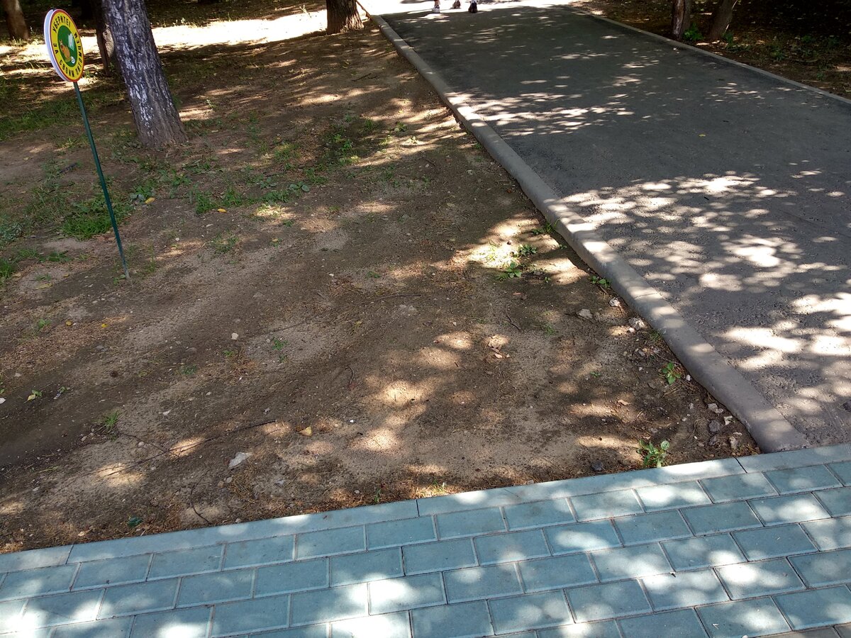 90 градусов, но всё равно срезают. Играет роль видимость следующего сегмента и отсутствие препятствий