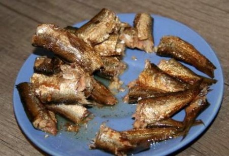 Шаг 1 Шпроты измельчаем и выкладываем первым слоем.