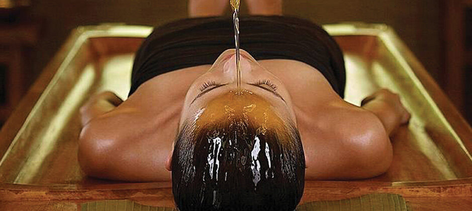 Oil massage videos. Аюрведический массаж Абхьянга. Абхьянга аюрведический масляный. Индийский масляный массаж Абхьянга. Индийский массаж Широдхара.