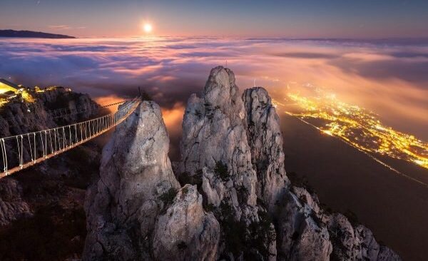 Навесной мост между зубцами Ай-Петри и огни Большой Ялты внизу