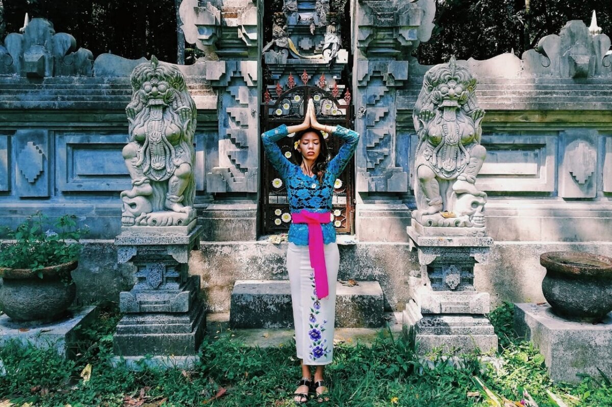 Евгения около балийского храма