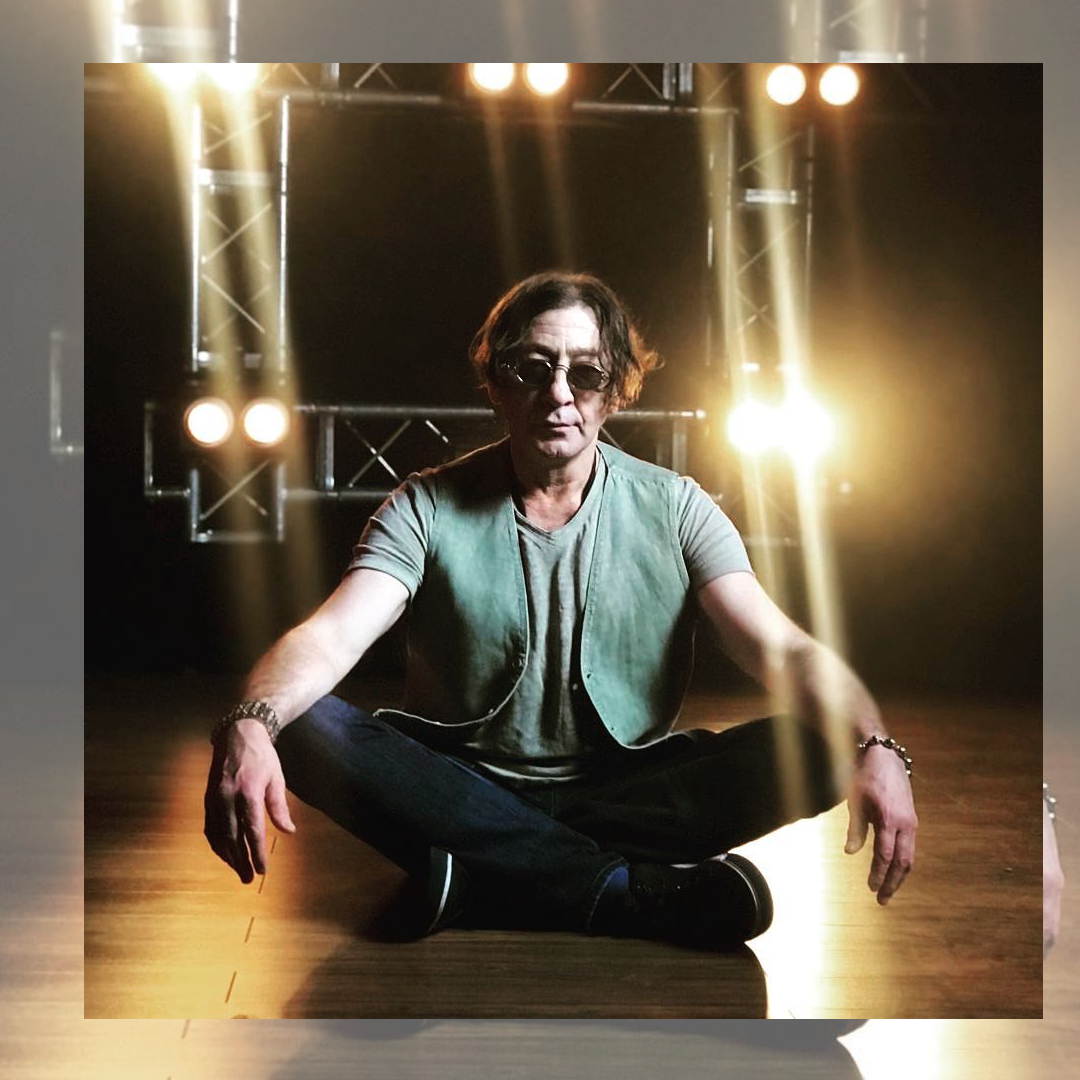 Кстати на гонорар с шестью нолями прилетел в Дубаи Лепс на частном рейсе, обзаводиться личным  самолетом пока не планирует.