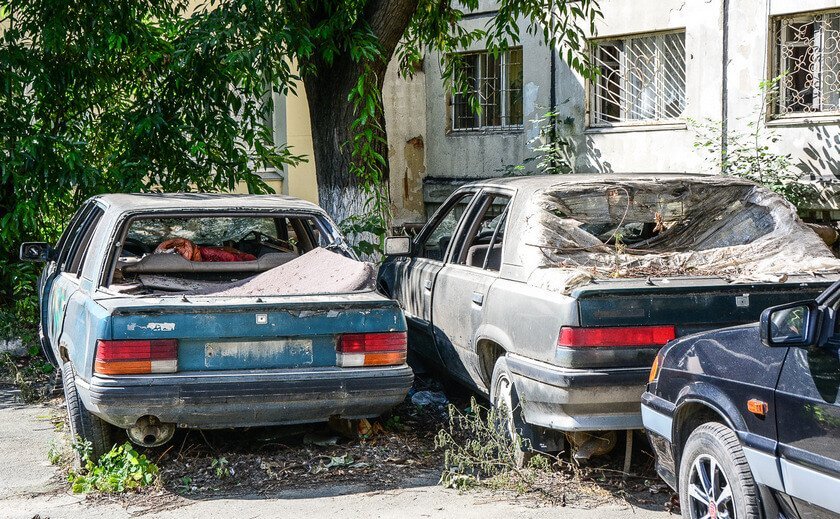 Брошенные авто во дворе фото