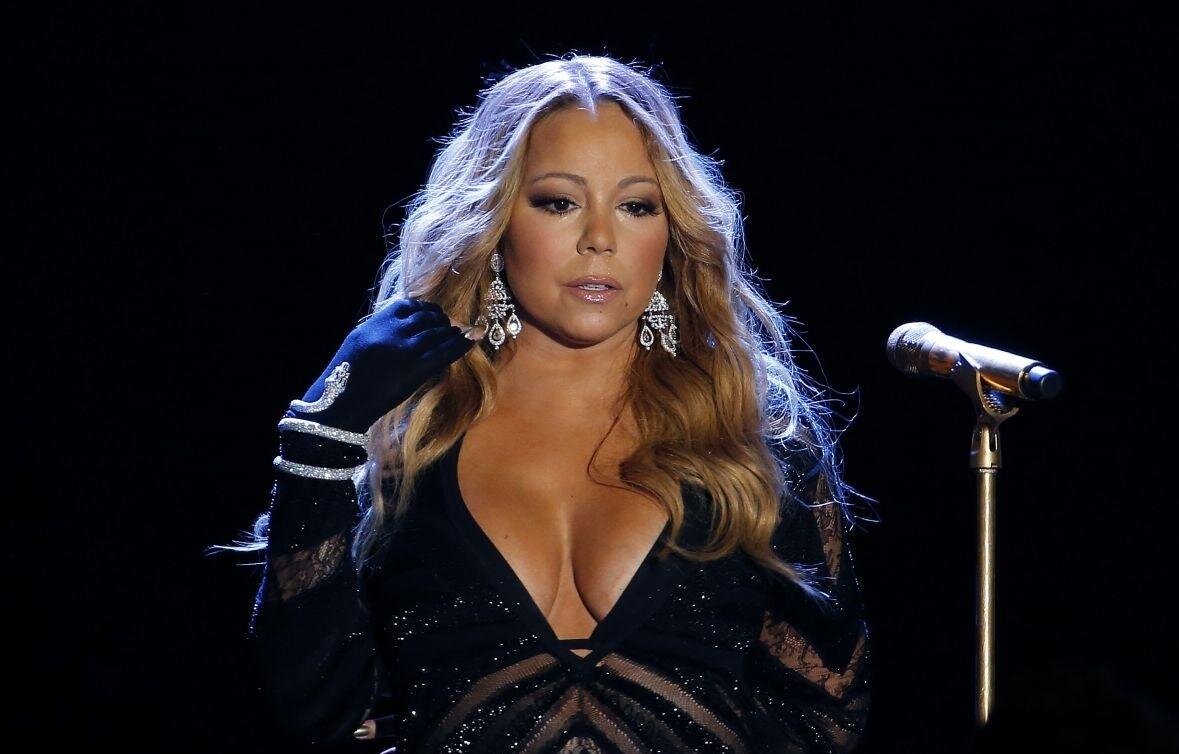 Дебютный альбом Мэрайи Кэри был выпущен в 1990 году, через пять лет после Хьюстон. Кэри вскоре присоединилась к Хьюстон в качестве мегастара Pop/R&B. Они были прямыми конкурентами, но это не имело значения, успех был равноценным. В 1998 году они объединили свои усилия для "When You Believe", саундтрека к мультфильму «Принц Египта» от Dreamworks.