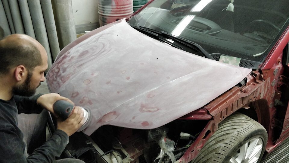 Шлифовка капота автомобиля. Фото взято для иллюстрации с сервиса Яндекс. Картинки