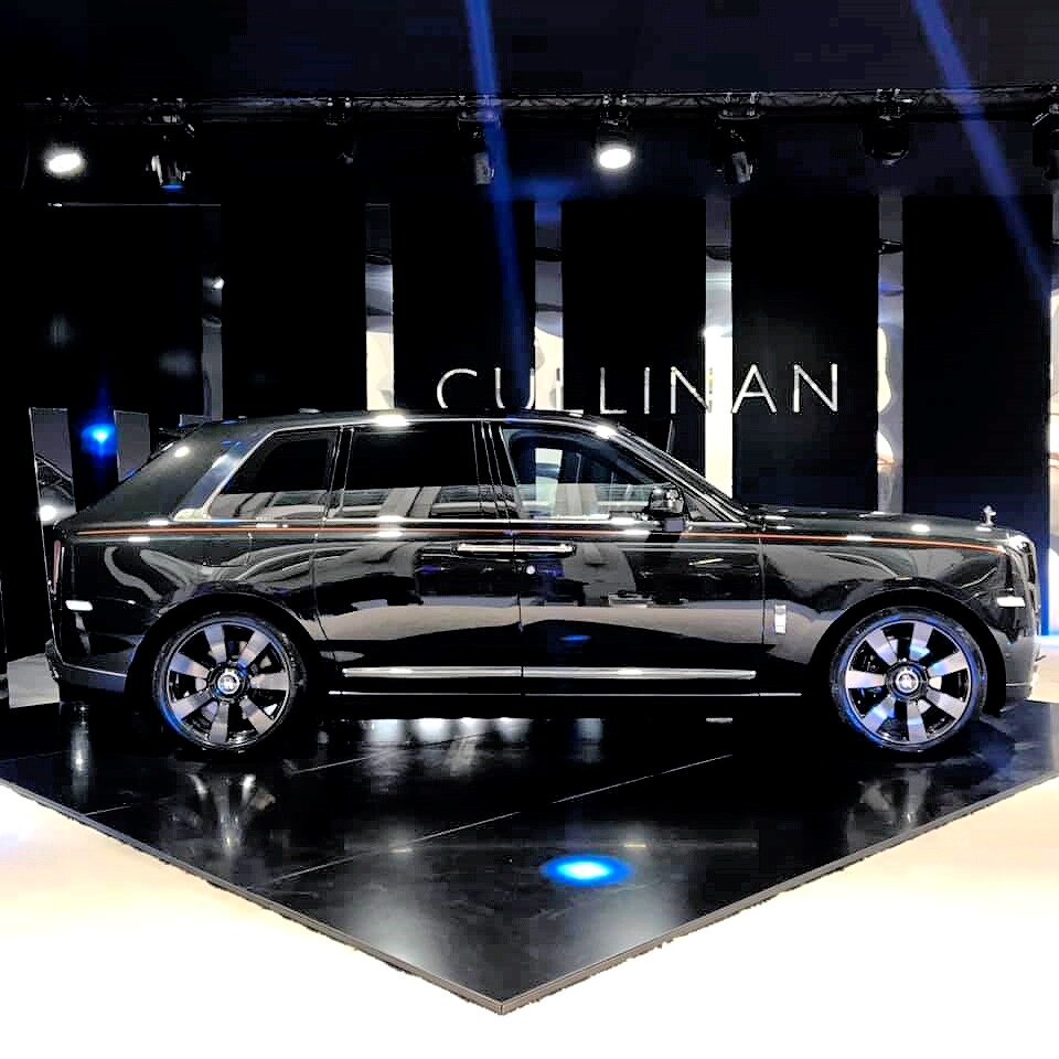 Более 5,3 м и 2,6 тонн роскоши на 22-дюймовых колесах со всеми прилагающимися атрибутами.