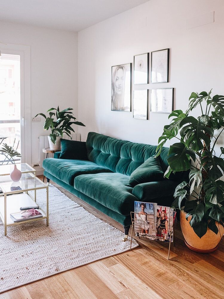 Яркий диван на фоне светлых стен и нейтрального пола