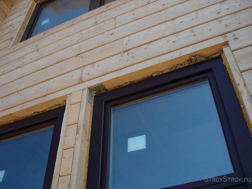 Зашивка откосов гипсокартоном. Гкл в откосах каркас. Зашивка окна. Оконные откосы для сайдинга. Финишная планка для оконных откосов.