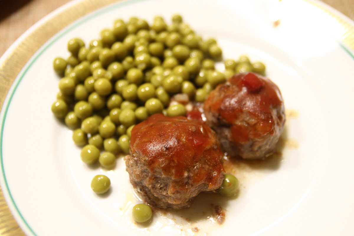 Тефтели из говяжьего фарша с сырной начинкой и томатной поливкой - настолько вкусные, что вам обязательно захочется добавки. 