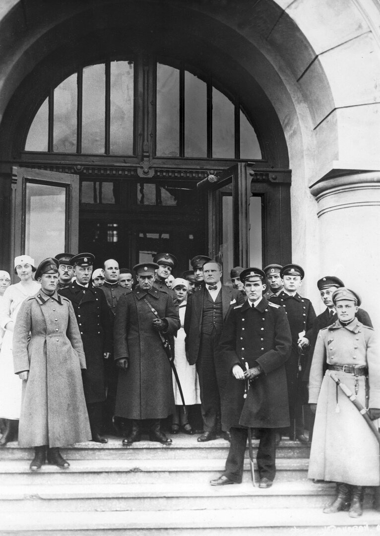  На крыльце СИБАКИ 1919 год