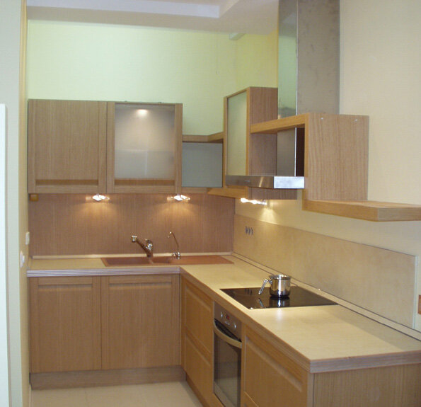 
Когда кухня очень маленькая нужно брать во внимание то, что если вы хотите вместить на кухне и холодильник и посудомоечную машину, стиральную машину, также нужно место для варки, готовки, у вас совсем не остаётся места для элементарного, например места для вилок и ложок. Поэтому нужно чём-то жертвовать, не ставить на кухне стиральную машину или посудомоечную машину. В большинстве случаев жертвуют вторым вариантом.
Когда в квартире сыро, то мы вам рекомендуем МДФ с эмалевым покрытием. А также смотрите на акрил, он совсем не боится влаги и сырости. Не можно сказать что МДФ совсем не бояться влаги, но по сравнению с ДСП и деревом, намного меньше.
Кухня считается очень приятным местом в доме. Хозяйки проводят там много времени, поэтому важно чтобы там все было максимально комфортно и удобно. Также когда покупаете кухню обращайте внимание на качество, хочется чтобы вы могли наслаждаться красотой вашей кухни очень долгое время. Желаем вам найти то что сделает ваш дом ещё более красивым.