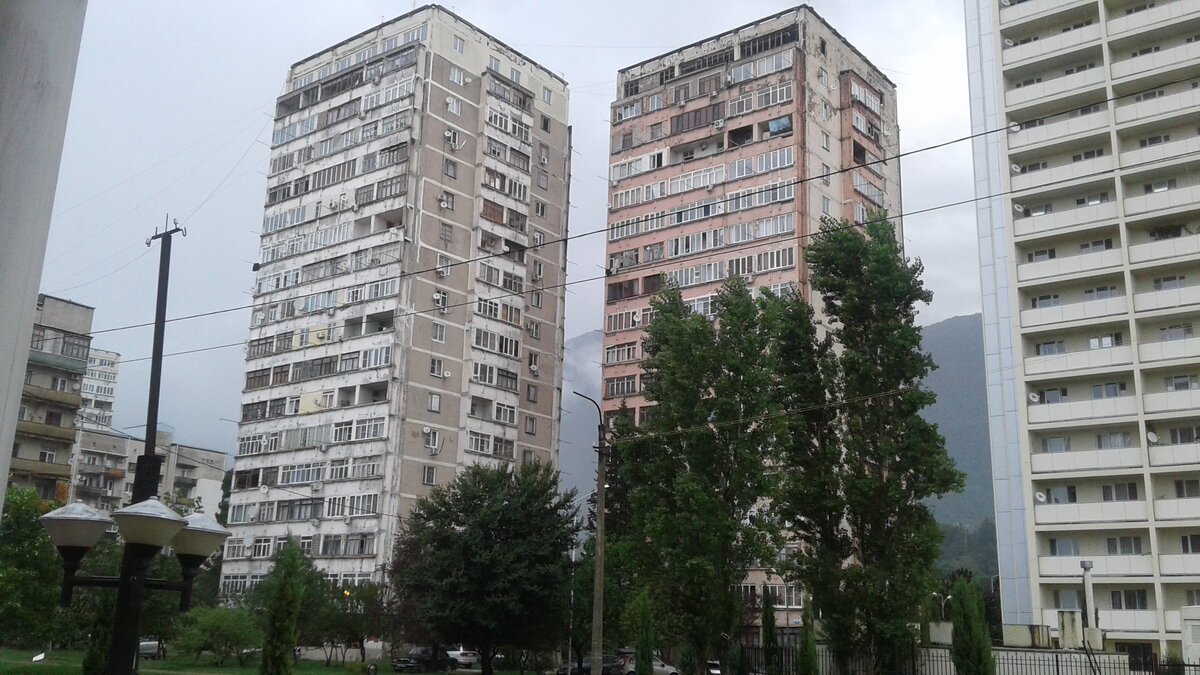 Многоэтажки в новой Гагре