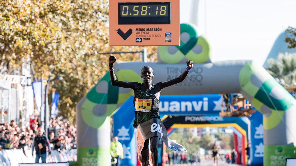 Абрахам Киптум финиширует на полумарафоне в Валенсии с мировым рекордом. Фото: timeoutabudhabi.com