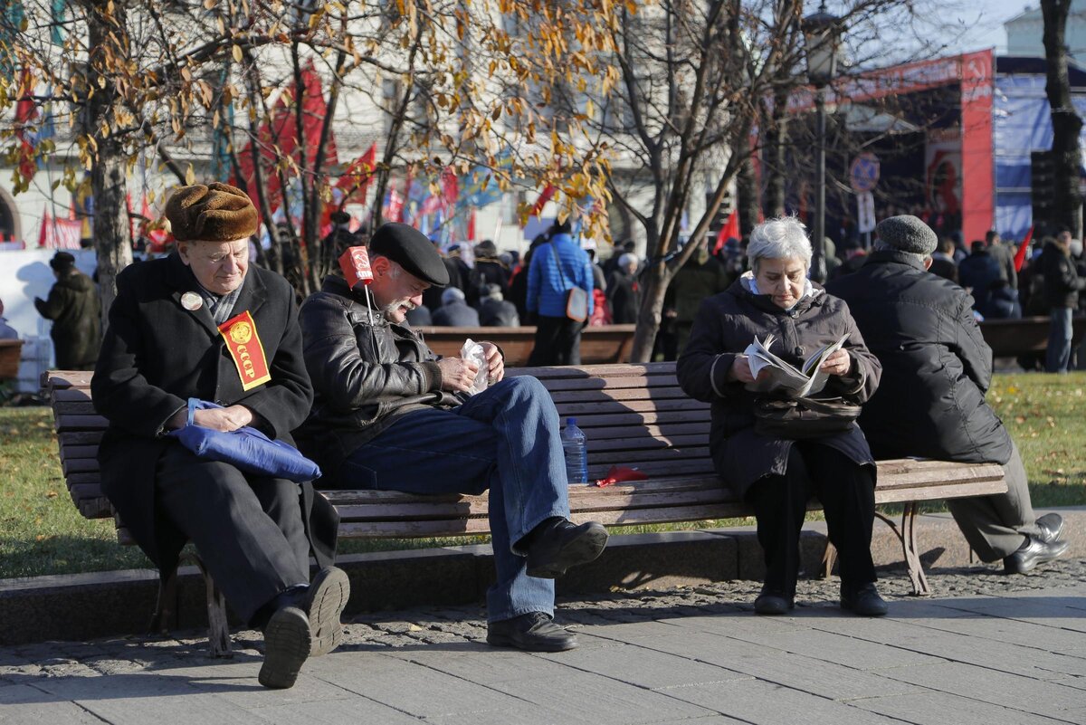 Какой человек живет в москве. Жить в Москве. Сколько лет человек живет в городах. Население Московской области фото. Как живут люди в Москве.