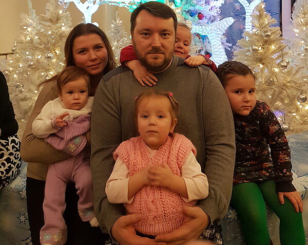 Роман Беловолов с женой Натальей и дочками
