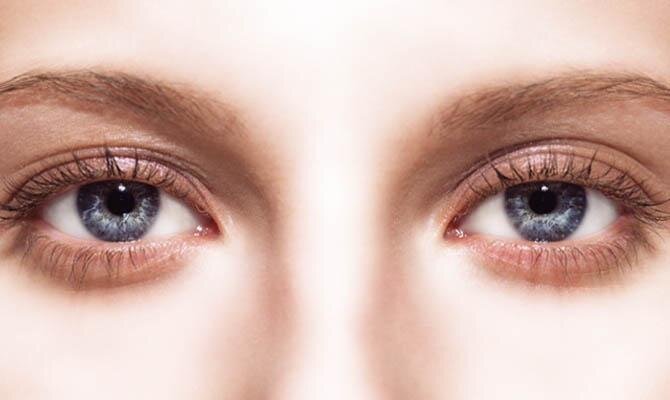 3. Для многих актуальным вопросом является то, как понять правду говорит вам ваш собеседник или нет? Как показали результаты исследования, когда человек начинает говорить неправду,  он обычно смотрит вверх влево. Взгляд вверх влево, взгляд девушки, cамые интересные факты о человеке
4. А вот если присмотреться к картине Моны Лизы, то можно заметить, что у неё нет бровей. Это обусловлено модными тенденциями времен, когда писалась эта картина;
моны лизы нет бровей, картина, cамые интересные факты о человеке
5. Сегодня медицина в области диагностики заболеваний шагнула далеко вперед. В средневековье такая роскошь врачам была не доступна, поэтому если они не могли в точности определить чем болен пациент, то ставили диагноз сифилис;
диагноз сифилис, доктор и пациент, cамые интересные факты о человеке
6. Учеными был выяснен один очень интересный факт о человеке. Как оказалось, когда человек рождается, то в его мозгу уже присутствует 14 000 000 000 клеток. Однако уже после 25 лет это число снижается на 100 000;
клетки мозга, мозг, cамые интересные факты о человеке
7. Все любят сказку "Алиса в стране чудес", но мало кто знает, что так называют еще и синдром в психиатрии, который характеризует деперсонализацию, а также нарушения восприятия пространства и времени;
Алиса в стране чудес, психиатрия, cамые интересные факты о человеке
8. Как показывают исследования ученых, в среднем за всю жизнь каждый человек съедает 27 тонн пищи. Для сравнения - это равносильно весу семи слонов;
Еда за всю жизнь человека, слоны, cамые интересные факты о человеке
9. А вот вопрос о том, существует ли жизнь на других планетах, интересует почти все человечество. Не зря ведь каждые три минуты кто-то заявляет, что видел НЛО;
нло фото, человек увидел нло, cамые интересные факты о человеке
10. Как выяснили исследователи, самыми улыбчивыми на земле являются дети, т.к. по сравнению с взрослыми, они смеются больше, в среднем 400 раз в день;
улыбка ребенка, cамые интересные факты о человеке
11. К сведению наших читателей, как оказалось, чихнуть, не закрывая при этом глаза невозможно;
чих человека, cамые интересные факты о человеке
12. Когда на свет появляется ребёнок, то в его организме насчитывается около трехсот костей, однако, чем больше он растет, тем меньше их остается. Ведь уже во взрослом организме насчитывается примерно 206 костей;
новорожденный ребенок, cамые интересные факты о человеке
13. А вот врачам в Месопотамии приходилось несладко, ведь если он допустил ошибку и пациент перестал видеть, то его также ослепляют, в случаях, когда человек умирает, то доктора приговаривают к смертной казни;
Месопотамия, cамые интересные факты о человеке
14. Как выяснили ученые, язык является не только средством высказывания своих мыслей, но и является самой сильной мышцей в организме;
Язык человека, cамые интересные факты о человеке
15. Каждый из нас за всю жизнь проходит расстояния, которое можно сравнить 5 экваторами Земли;
экватор Земли, Земля на руке, cамые интересные факты о человеке
16. Все знают о том, что легкие обеспечивают нас воздухом, но мало кому известен тот факт, что площадь поверхности легких можно сравнить с теннисным кортом;
легкие человека, cамые интересные факты о человеке
17. По данным статистики 70 % мужчин ежедневно принимают душ, а вот у женщин этот показатель чуть ниже - всего 57%;
мужчина, женщина, принимают душ, cамые интересные факты о человеке
18. К сведению курящих, те, кто в день раскуривает в среднем одну пачку в день, в год выпивают примерно 0,5 стакана смолы в год;
стакан смолы, легкие курильшика, cамые интересные факты о человеке
19. А вот как выяснили наши великие ученые только человек, как представитель животного мира может нарисовать прямую линию;
линию рисует человек, cамые интересные факты о человеке
20. А знаете ли  вы, что каждый человек в среднем тратит на еде 5 лет своей жизни.
человек ест, cамые интересные факты о человеке
21. А вот пупок в научных кругах звучит совсем иначе - умбиликус - именно такое научное название пупка;
умбиликус человка, cамые интересные факты о человеке
22. Согласно исследованиям борода быстрее вырастет у блондинов, чем у брюнетов;
бородатый блондин, cамые интересные факты о человеке
23. Одной из особенностей детского организма является то, что они могут одновременно дышать и глотать;
дышать и глотать, ребенок кушает, cамые интересные факты о человеке
24. Для улыбки человеку необходимо задействовать 17 мускулов;
улыбки людей, cамые интересные факты о человеке
25. А вот,  по мнению ученых в ДНК человека содержится око 80 000 генов;
ДНК человека, cамые интересные факты о человеке
26. А знали ли вы, что уже при росте 130см мужчина будет считаться карликом, для женщины этот показатель немножко ниже - 120 см;
карлик мужчина, карлик женщина, cамые интересные факты о человеке
27. Продолжительность жизни эритроцитов намного выше, чем у лейкоцитов. Первые живут 3-4 месяца, вторые 2-4 дня;
лейкоциты, эритроциты, cамые интересные факты о человеке
28. А вот французы пальцы называют совсем иначе: пус, индекс, мажор, анюлер, орикюлер;
пальцы по французки, пус, индекс, мажор, анюлер, орикюлер, cамые интересные факты о человеке
29. К сведению наших читателей пальцы каждого из нас в среднем сгибаются 25 млн. раз за всю жизнь;
смешные пальцы, изгибы пальцев, cамые интересные факты о человеке
30. Почти каждый из нас знает, что сердце каждого человека по размеру равен его кулаку, но мало кому известно, что вес сердца взрослого человека составляет 220-260 г;
сердце человека, cамые интересные факты о человеке
31. Апатит, арагонит, кальцит и кристобалит - именно эти минералы входят в состав организма человека;
минералы человека, cамые интересные факты о человеке
32. Согласно статистике, женщины, которые старше 35 больше подвержены рождению близнецов, чем более юные девушки;
близнецы, cамые интересные факты о человеке
33. А знали ли вы, что мозг человека можно сравнить с настоящим генератором, ведь он в день вырабатывает намного больше электрических импульсов, чем любой телефон;
электрические импульсы мозга, cамые интересные факты о человеке
34. А вот еще один интересный факт, как сообщают нам ученые, за одну секунду в мозге человека происходит 100 000 химических реакций;
работа мозга, химические реакции, cамые интересные факты о человеке
35. К сведению родителей, малыши появляются на свет без коленных чашечек, они появляются чуть позже, в 2-6 лет;
новорожденный ребенок, cамые интересные факты о человеке
36. А вот прогуливаться лучше с голубоглазыми, ведь у них зрение сильнее в темноте, чем у остальных;
голубые глаза, cамые интересные факты о человеке
37. А вот тонкая кишка человека после смерти увеличивается более чем в 2 раза. При жизни она составляет - 2,5 м, а после кончины её размеры достигают 6 м;
кишечник человека, cамые интересные факты о человеке
38. Каждый человек обладает порядком 2 млн. потовых желез. При этом стоит отметить, что каждый потраченный литр пота несет за собой потерю 540 калорий;
потный человек, мужчина отжимаеться, cамые интересные факты о человеке
39. А вот вместительность воздуха в легких, как оказалось, неравномерна - у правого легкого она чуть больше, чем у левого;
легкие человека, cамые интересные факты о человеке
40. В день каждый из нас осуществляет примерно 23 000 вдохов и выдохов;
дыхание, cамые интересные факты о человеке
41. 7 млн. - именно столько яйцеклеток способно воспроизвести в среднем женщина;
яйцеклетка женщины, cамые интересные факты о человеке
42. А знаете ли вы, что мужчины намного реже моргают, чем женщины;
моргание глаз, закрытые глаза, cамые интересные факты о человеке
43. По мнению ученых сперматозоиды являются самыми мелкими клетками в организме любого мужчины;
сперматозоид, cамые интересные факты о человеке
44. Глаза человека очень уникальны, ведь только мы можем различить 10 000 000 оттенков;
радуга, оттенки, глаза девушки, cамые интересные факты о человеке
45. У каждого человека в позвоночнике насчитывается примерно 33-34 позвонка;
позвоночник человека, cамые интересные факты о человеке
46. Вкусная еда каждому человеку доставляет огромное удовольствие. Возможно потому, что природа каждого из нас наградила 2000 вкусовыми рецепторами;
вкусовые рецепторы языка, cамые интересные факты о человеке
47. Сердце каждого из нас можно назвать генератором жизненных сил организма, ведь за год он выдает 38 800 000 сердцебиений;
сердце человека, cамые интересные факты о человеке
48. А знали ли вы, что 50% всех костей человека расположены в запястьях и ступнях;
кости человека, cамые интересные факты о человеке
49. А вот  мужчины больше подвержены дальтонизму, чем женщины, ведь они страдают этим заболеванием в 10 раз чаще;
дальтонизм, зрачек, глаз, радуга, cамые интересные факты о человеке
50. Как выяснили ученые, за минуту чтения у взрослого человека погибает около 70 клеток мозга, а у людей, которые старше 50 его клетки усыхают и мозг уменьшается в размере.
человек читает книгу, cамые интересные факты о человеке


 