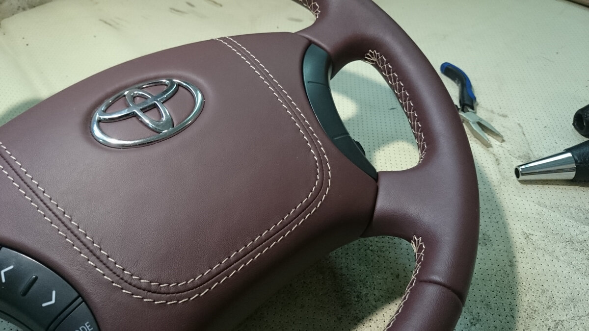 Перетянутый кожей руль Toyota