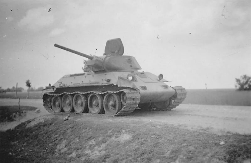 Во время Великой Отечественной войны большую роль играла тяжелая техника, орудия которые могли наносить удары на расстоянии. Одним из таких орудий был легендарный танк Т-34.