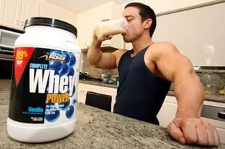 Вашей  единственной мыслью после тренировки является «Что же съесть?» Готовы  опустошить все запасы холодильника? Это тоже нормально. У вас была  интенсивная тренировка, на которой вы потратили много энергии, которую  организм требует обратно. Здесь главное – не сорваться. Сразу после  тренировки выпейте протеин, он быстро усвоится и поможет восстановлению. В зависимости от целей вашей работы (похудение или работа на массу) через определенное время устройте полноценный прием пищи.