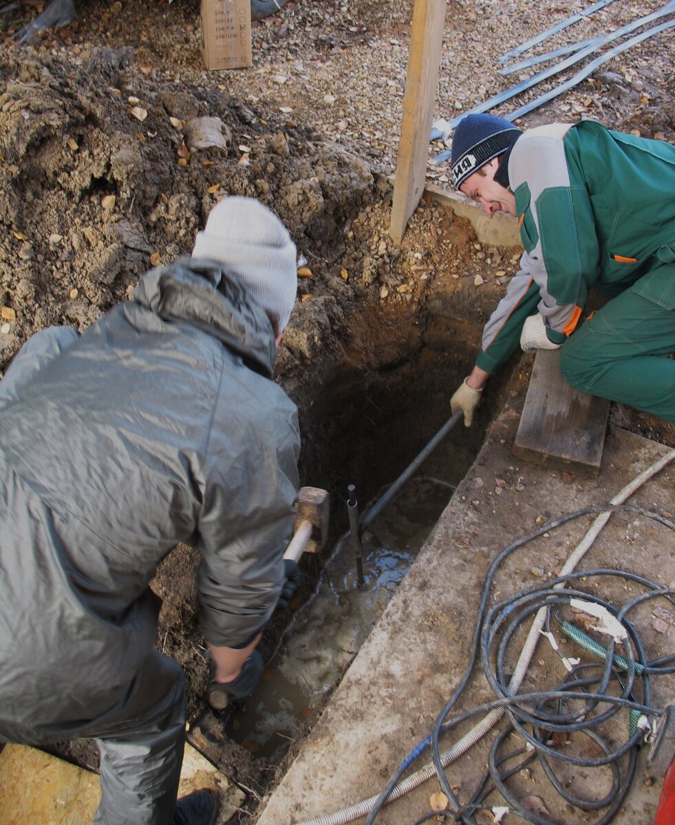 Забивание вертикального электрода кувалдой с помощью самодельного приспособления для удержания штыря в вертикальном положении