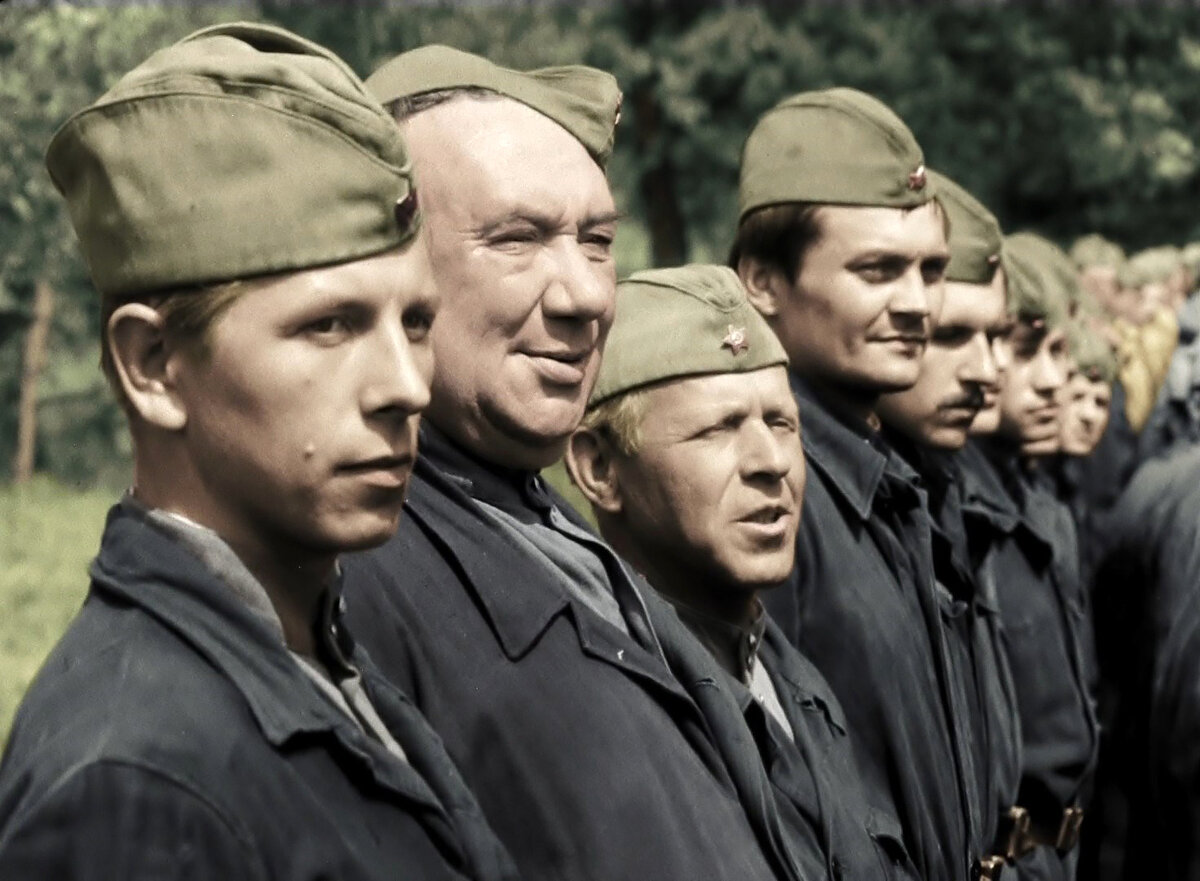 Ну, твой и орёл! Как буд-то всю жизнь полком командовал.