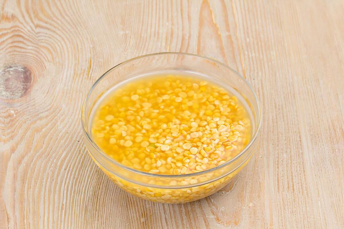 горох для супа. сколько варить замоченный нут. замачивать ли горох на гороховый суп. роман. замоченный лущеный горох.