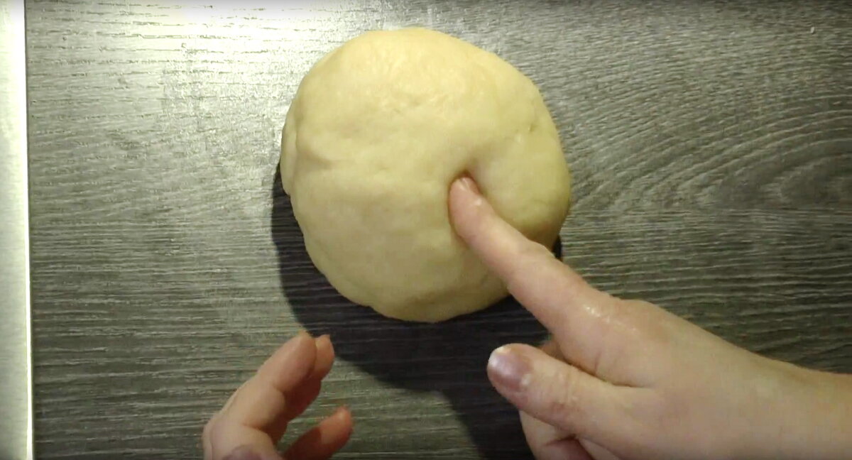 1. Тесто: в муку добавить соль и растительное масло, хорошо вымесить. Затем постепенно вливать тёплую воду и замесить тесто. Вымешивать 5-7 минут – тесто должно получиться мягким и эластичным. Скатать тесто в шар, накрыть кухонным полотенцем и оставить на некоторое время.