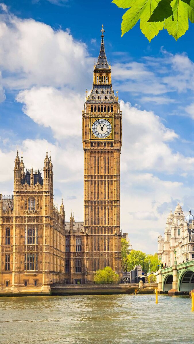 Биг-Бен – это самый большой из шести колоколов в Вестминстерском дворце. Многие думают, что так называется башня с часами в Лондоне, но на самом деле так именуется 13-тонный колокол, что находится внутри нее, за циферблатом. Официальное название Биг-Бена было «Часовая башня Вестминстерского дворца».