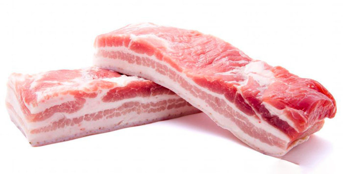 Так должна выглядеть хорошая грудинка – плотное мясо с умеренным количеством ровных жировых прослоек и однородного розово-красного цвета.