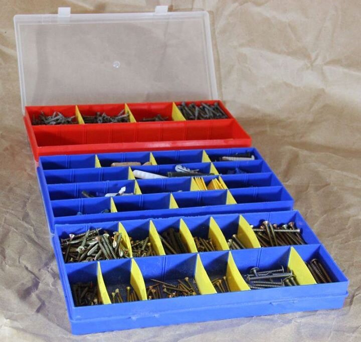 Основной ассортимент в доме - саморезы и дюбеля. Крышки есть у всех, но сняты для фотогеничности