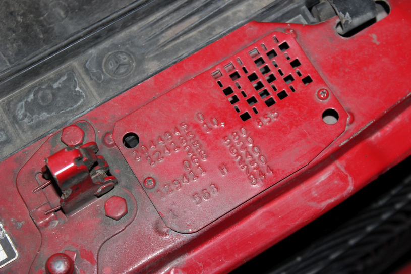 Код лака находится на паспортной табличке