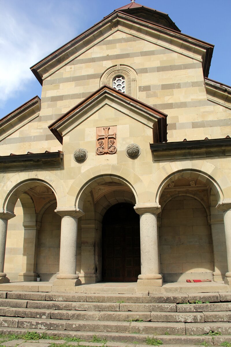 Грузия. Абастумани. Храм святого благоверного князя Александра Невского. Западный фасад. Дата съемки: 22.07.2018.