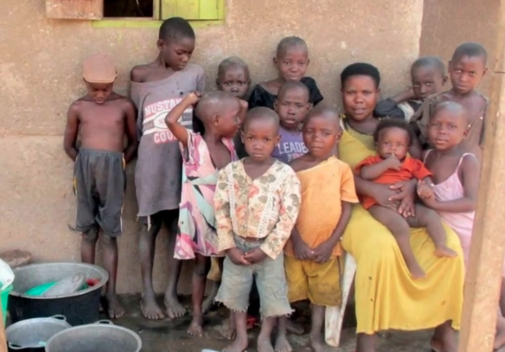 Мать-одиночка с детьми живет в четырех тесных домиках. Фото: images.google.com