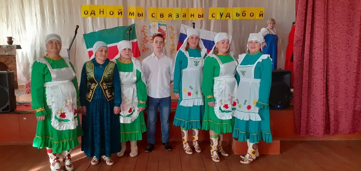  В Масловском сельском клубе состоялся концерт, посвящённый Дню народного единства, под названием "Одной мы связаны судьбой". 
В концертной программе принимали участие участники художественной самодеятельности Сухокурналинского и Куркульского СДК и Масловского СК.

Для зрителей со сцены звучали песни, частушки, сценки на русском и татарском языках. Гости получили заряд энергии и позитива. Участники концерта были отмечены благодарственными письмами от Главы поселения Чекалиной И.А.
