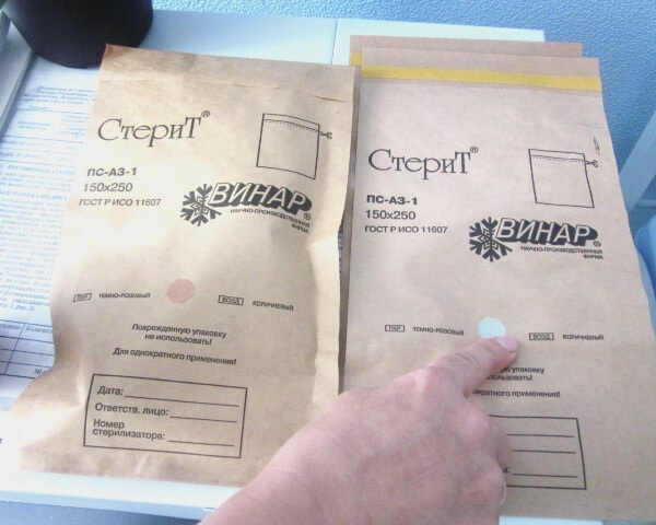 Стерилизованный пакет слева.