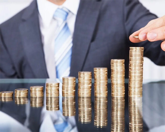 Удивительно, но до следующей зарплаты россиянам не хватает обычно тысяч 10. 
