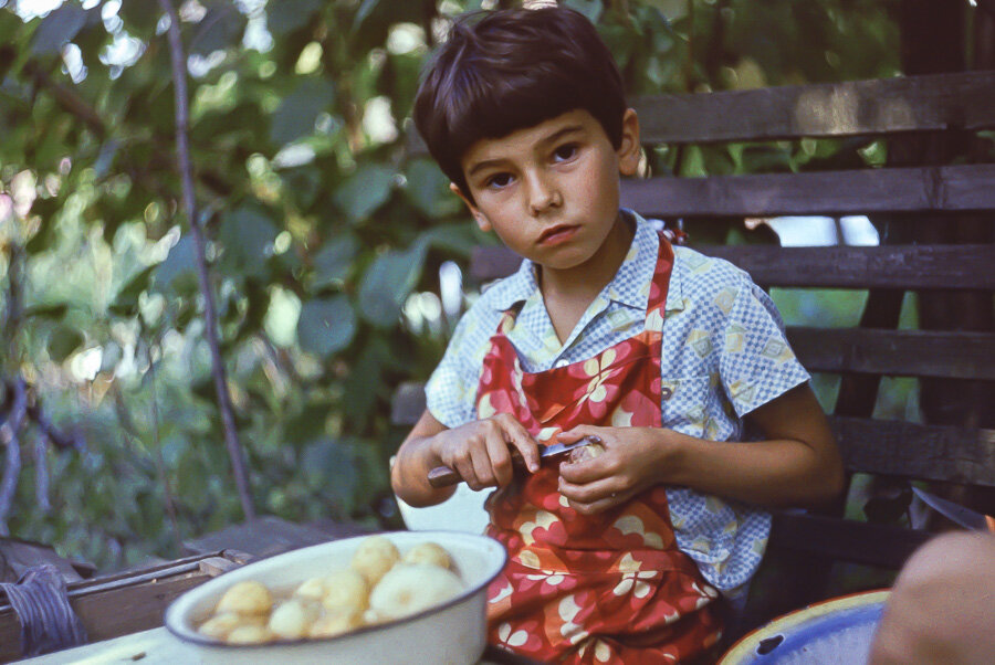 Я чищу картошку, мне 5, 6 или 7 лет (1976-78 гг).