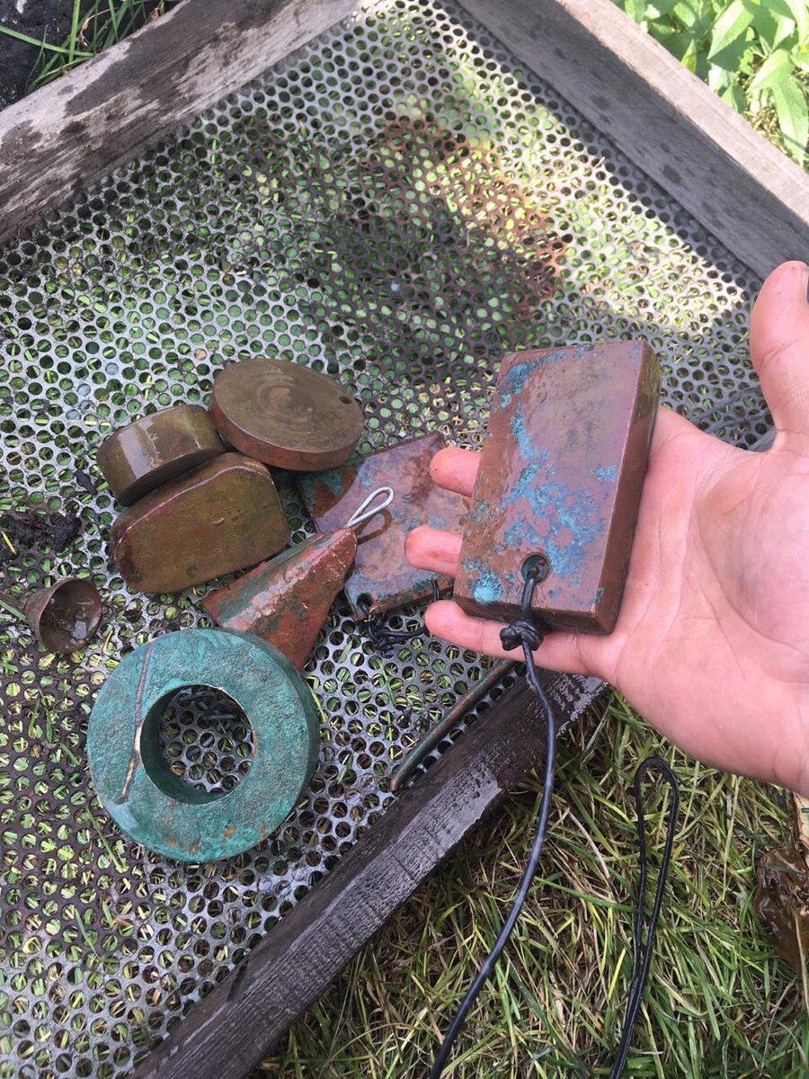 
 всё просто вам для этого нужен металлоискатель  река и желание копать . Мы приехали с самого утра, здесь такая вот картина: весь берег в ямках, копают свинец.  