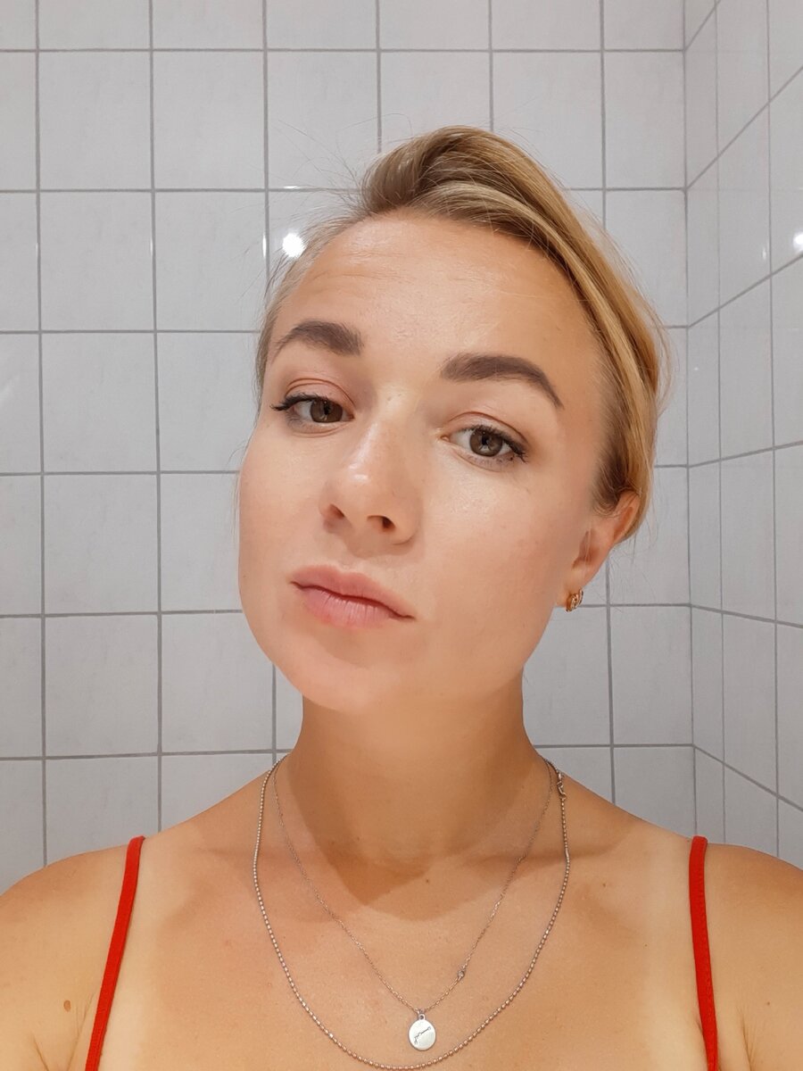 На макияже)